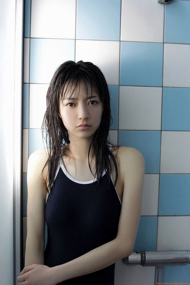 グラビアアイドルでモデル 逢沢 りなプールでのスクール水着画像 8枚目