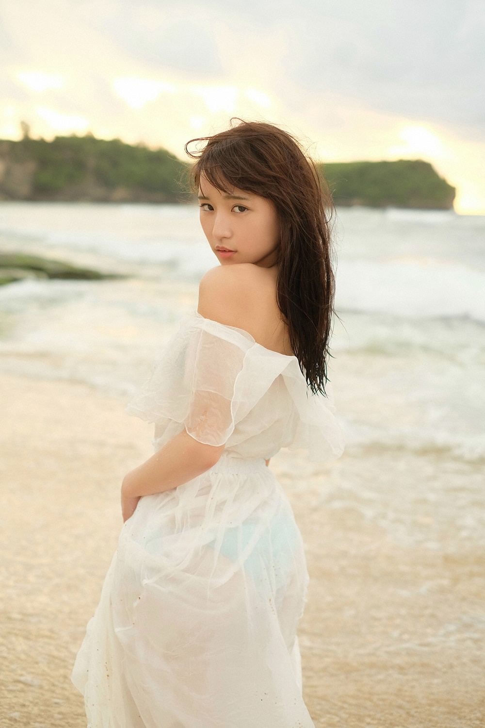 浅川梨奈 水着画像グラビアでも演技でも活躍 6枚目