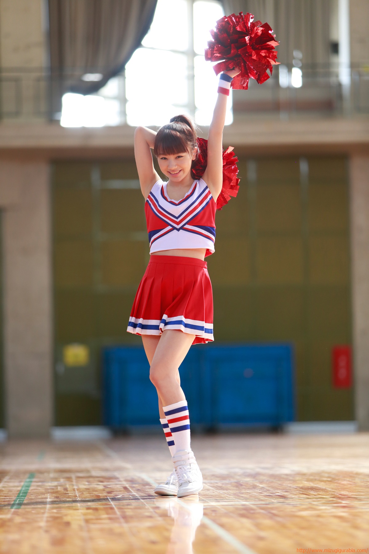 石田亜佑美 グラビア水着画像サマーバカンス エメラルドグリーンの海をバックに水着姿ではしゃぎ回り、自然とこぼれる笑顔……。 5枚目
