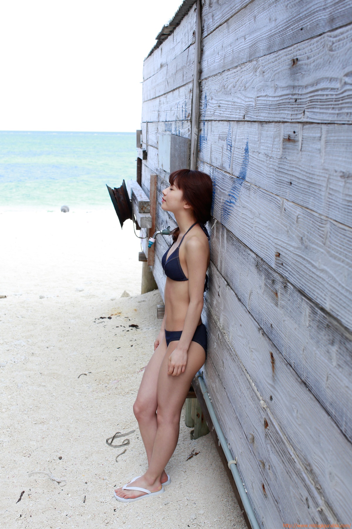 石田亜佑美 グラビア水着画像サマーバカンス エメラルドグリーンの海をバックに水着姿ではしゃぎ回り、自然とこぼれる笑顔……。 15枚目