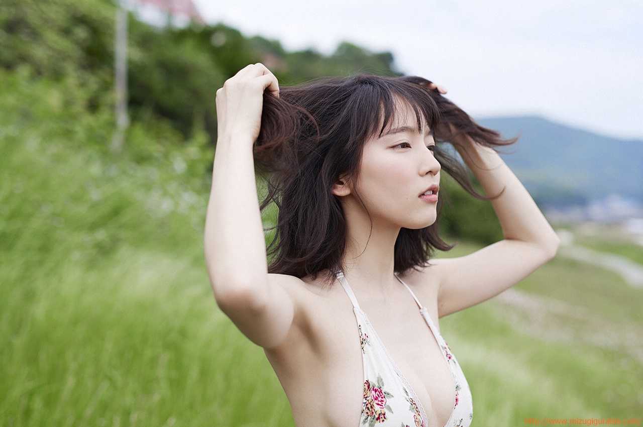 吉岡里帆 グラビア水着画像 女優になりたい。なるんだ 決意のビキニ 2015年ブレイク女優 2枚目
