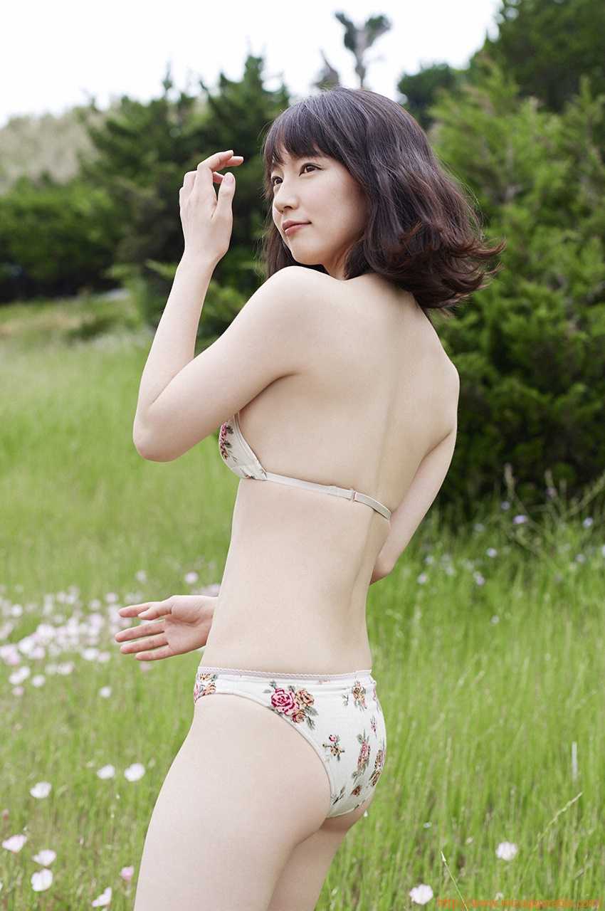 吉岡里帆 グラビア水着画像 女優になりたい。なるんだ 決意のビキニ 2015年ブレイク女優 7枚目