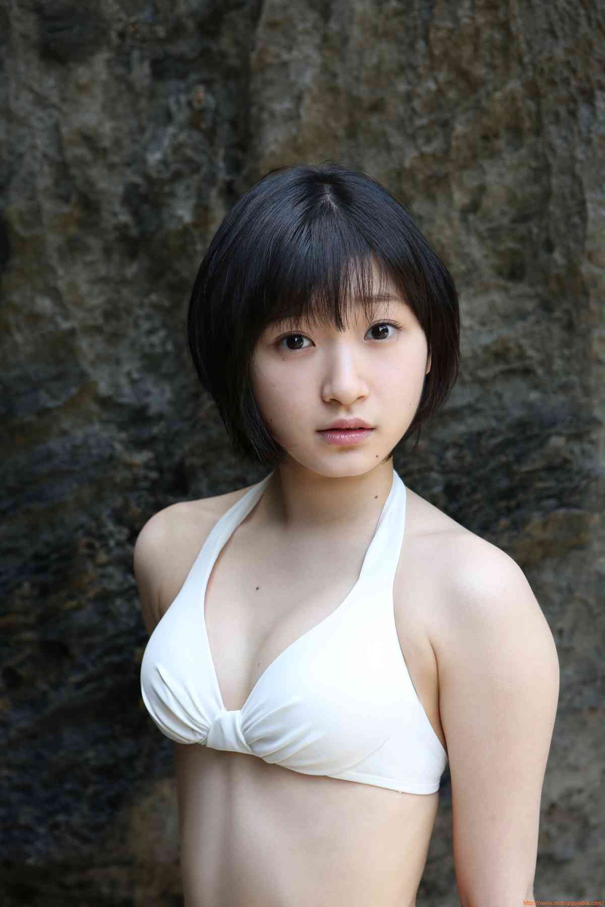 宮本佳林グラビア水着画像15歳のカリン 人気急上昇中の〝Juice=Juice″。 2枚目