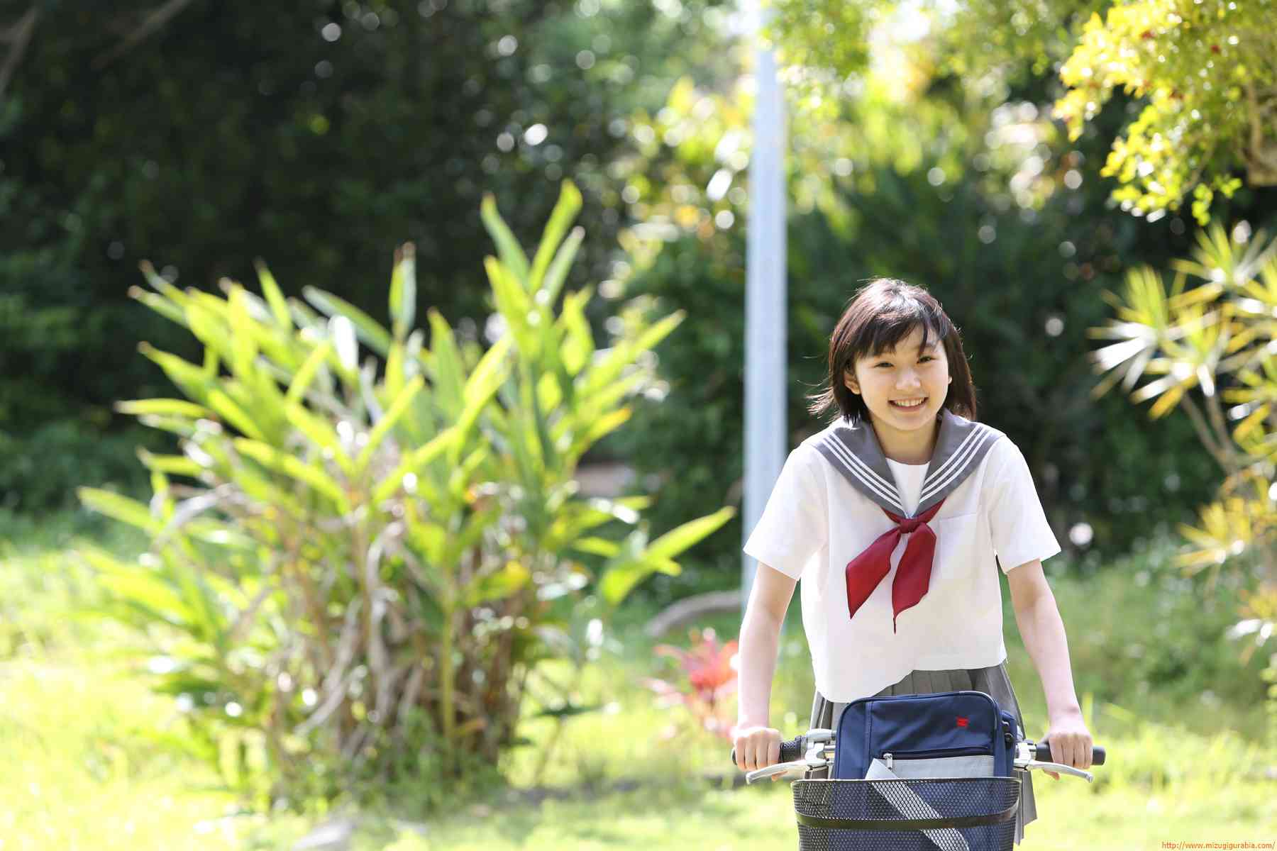 宮本佳林グラビア水着画像15歳のカリン 人気急上昇中の〝Juice=Juice″。 7枚目
