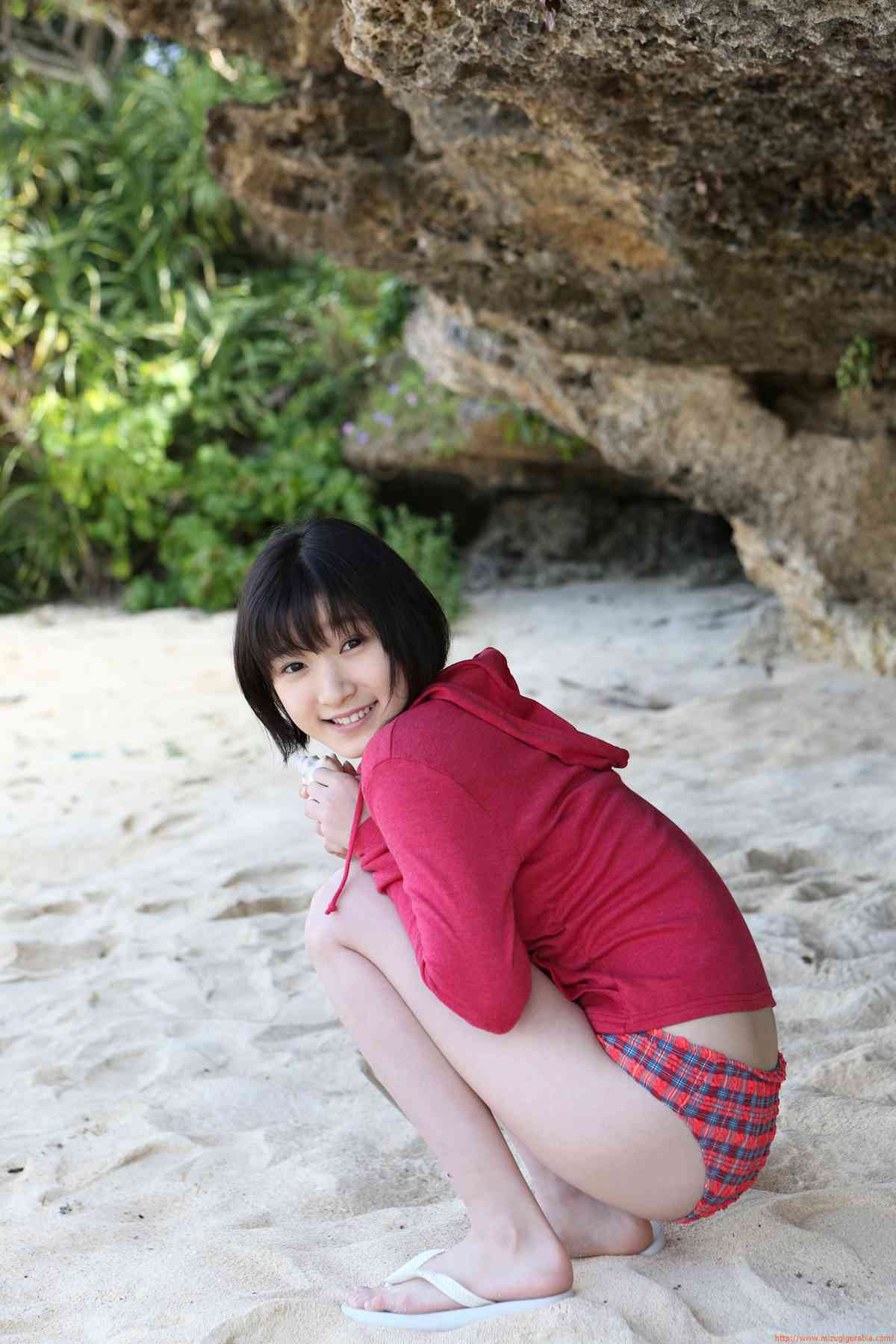 宮本佳林グラビア水着画像15歳のカリン 人気急上昇中の〝Juice=Juice″。 8枚目