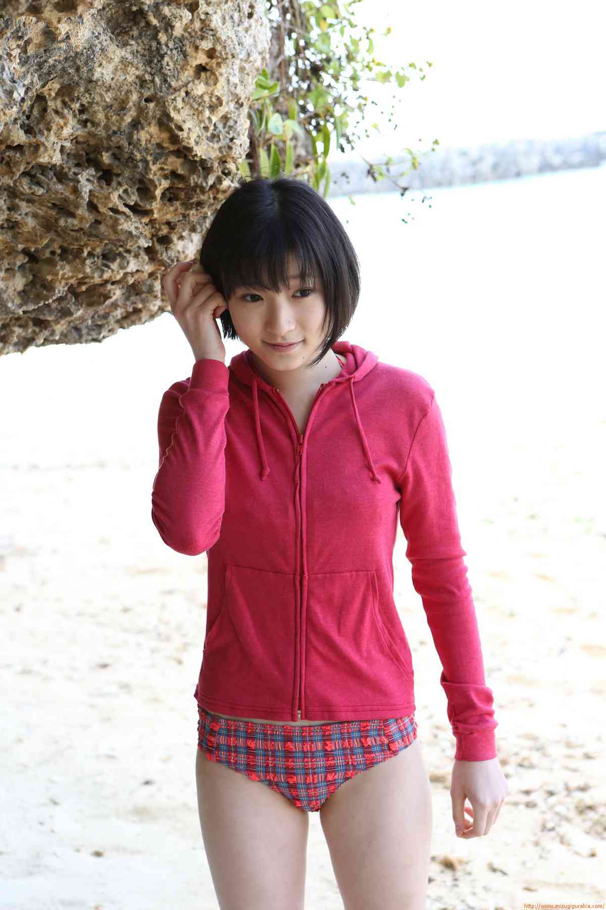 宮本佳林グラビア水着画像15歳のカリン 人気急上昇中の〝Juice=Juice″。 10枚目