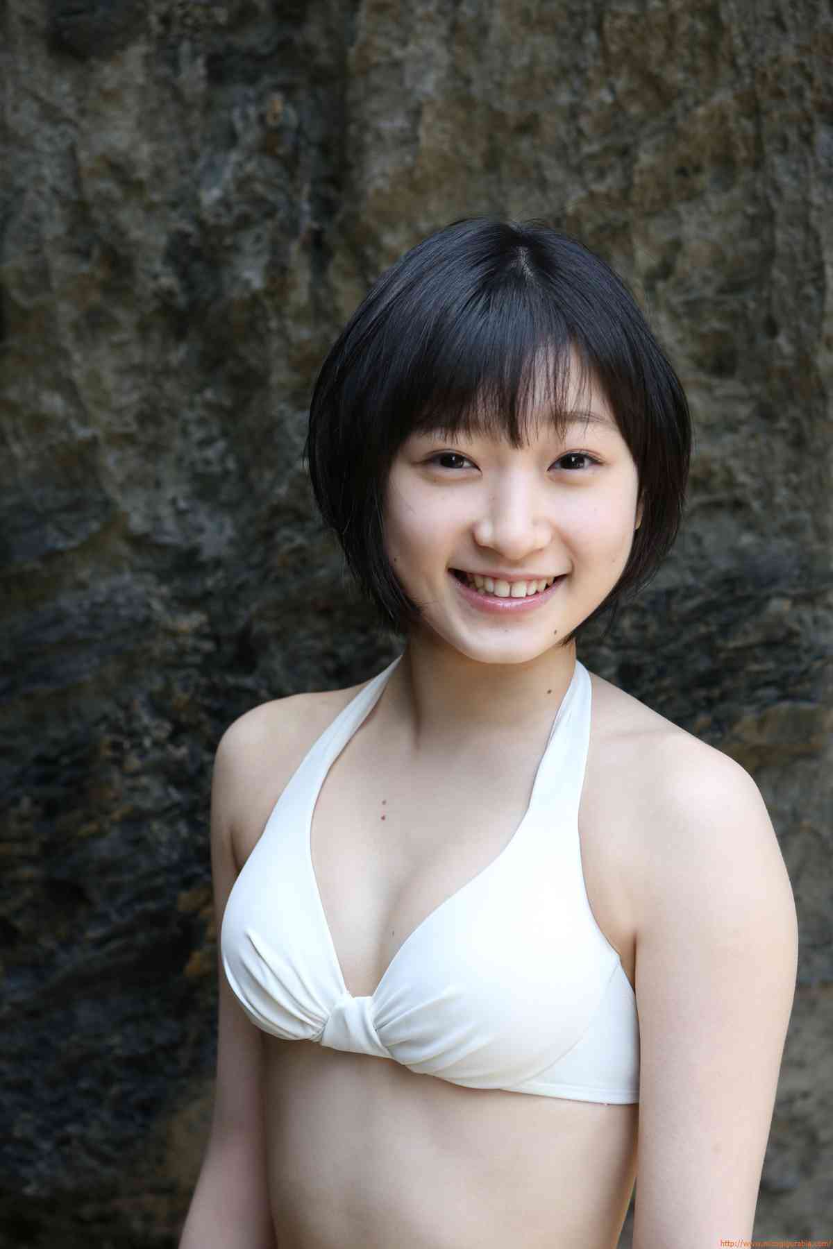 宮本佳林グラビア水着画像15歳のカリン 人気急上昇中の〝Juice=Juice″。 20枚目