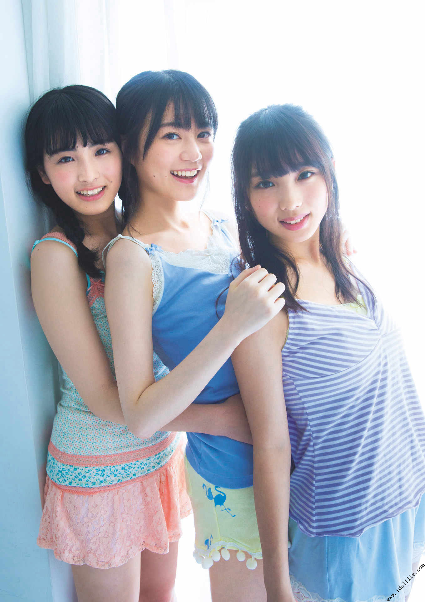 大園桃子 与田祐希 生田絵梨花 18thシングル Wセンターの 期待の3期生2人が生田先輩と 初めてのグラビア共演! 2017年 13枚目
