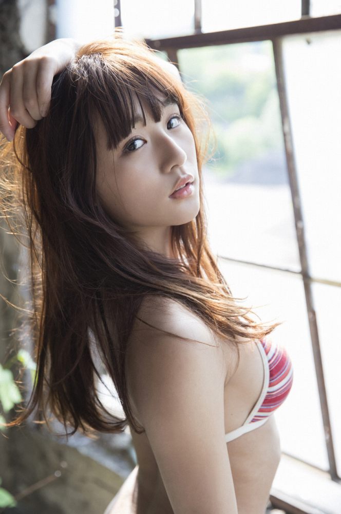 浅川梨奈 グラビア水着画像④ 12枚目