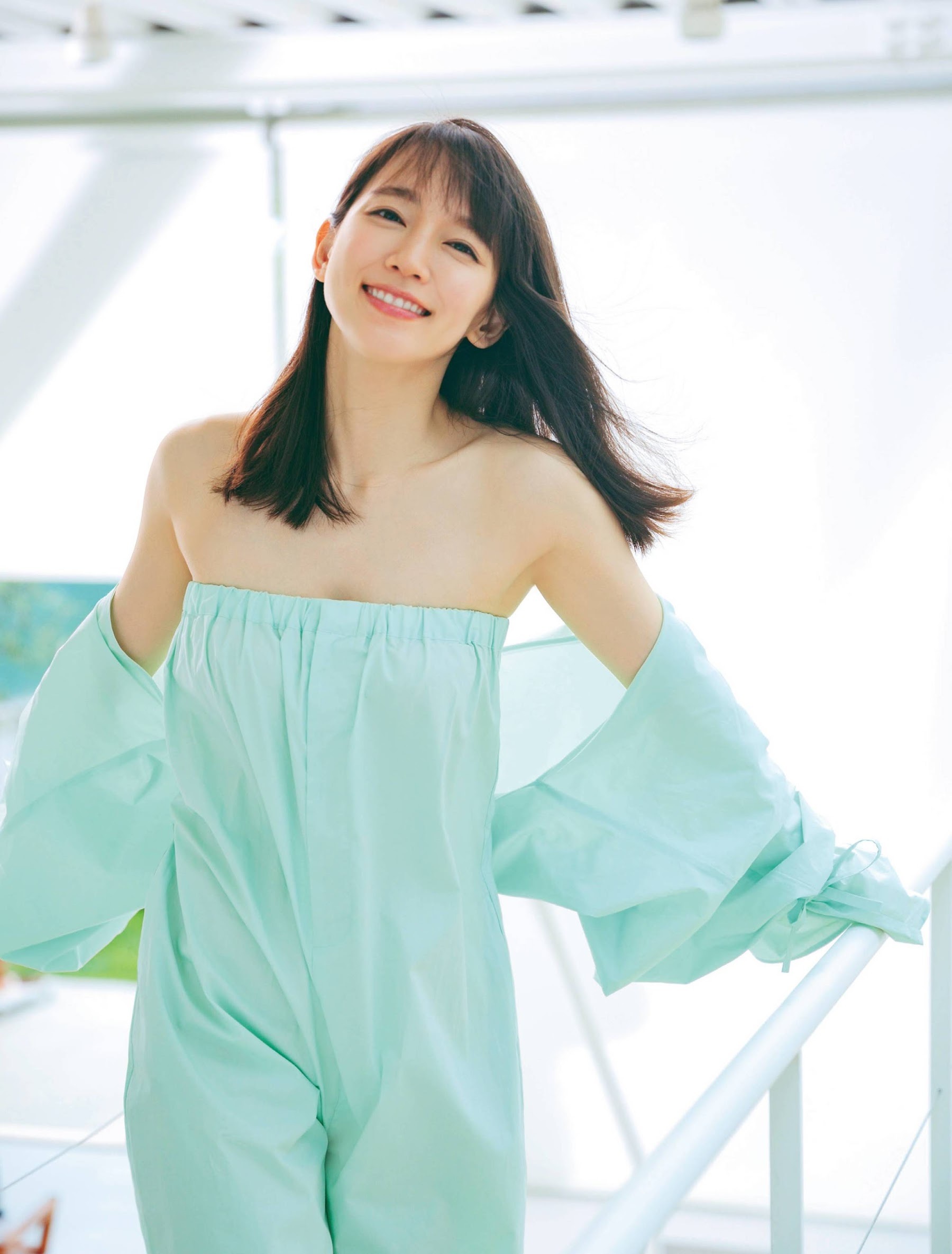吉岡里帆 グラビア水着画像② 14枚目