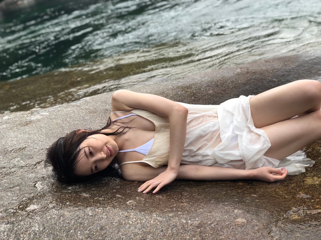 森戸知沙希(モーニング娘)グラビア水着画像① 6枚目