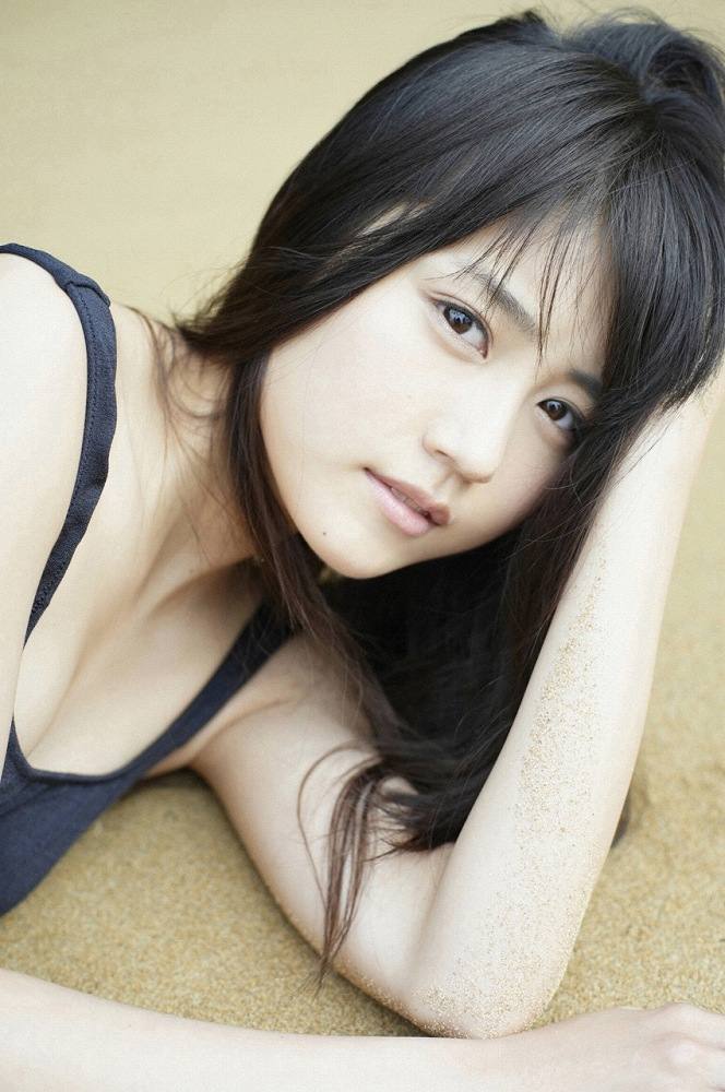 髙野真央 最新グラビア水着画像③ 3枚目