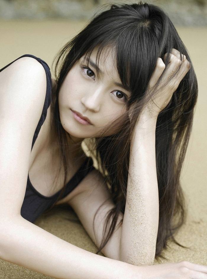 髙野真央 最新グラビア水着画像③ 4枚目