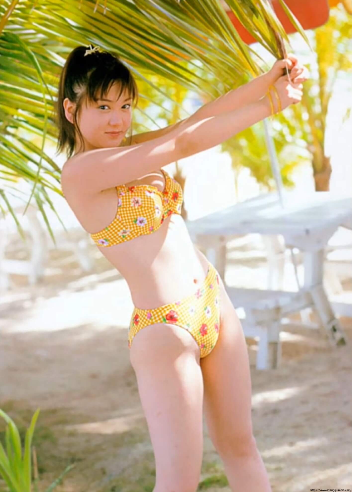 吉田里深 水着グラビア1996年、現役女子高生水着アイドルとしてグラビアデビュー 22枚目