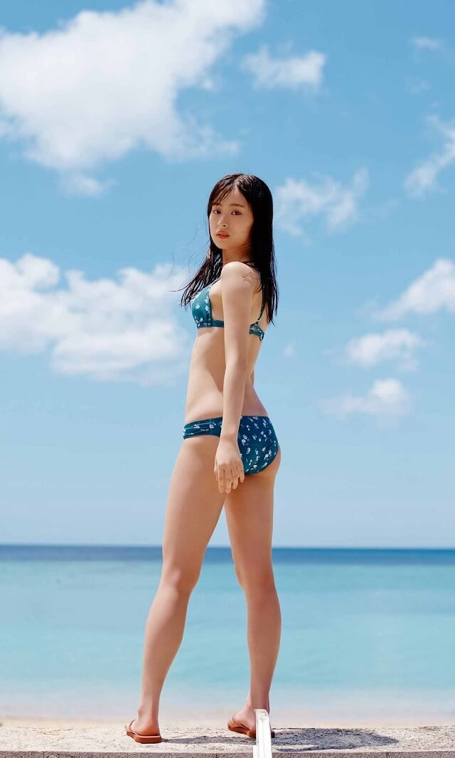 井本彩花 水着グラビア 仮面ライダーリバイスヒロイン 24枚目