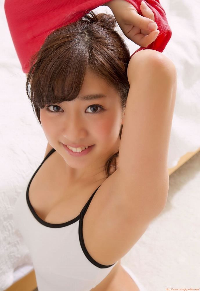 大貫彩香 黒と白の競泳水着 16枚目