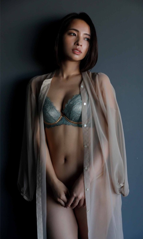 水崎綾女 最新グラビア含む水着画像② 9枚目