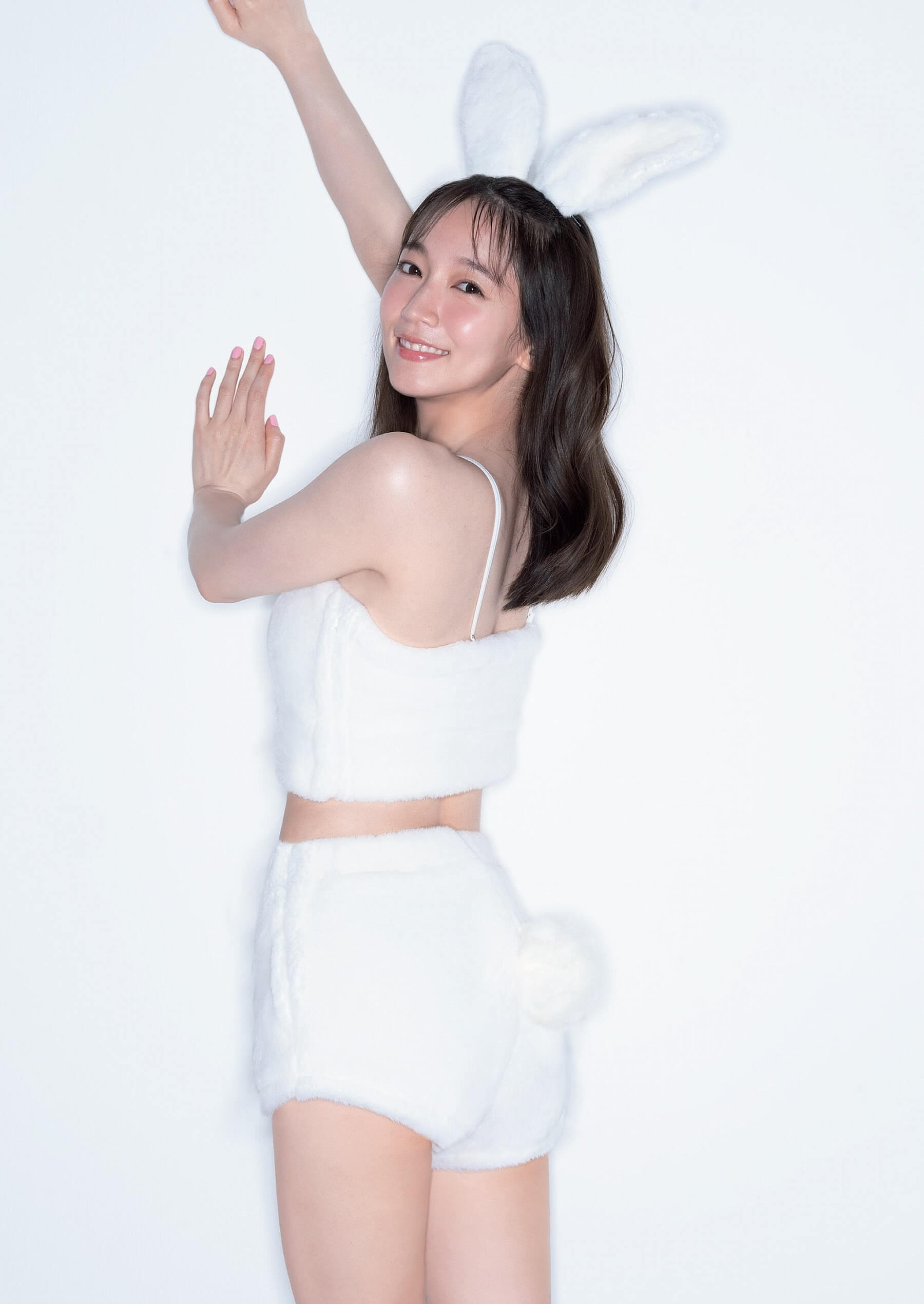 吉岡里帆 彼女が久々のグラビアで放つのは 1枚目
