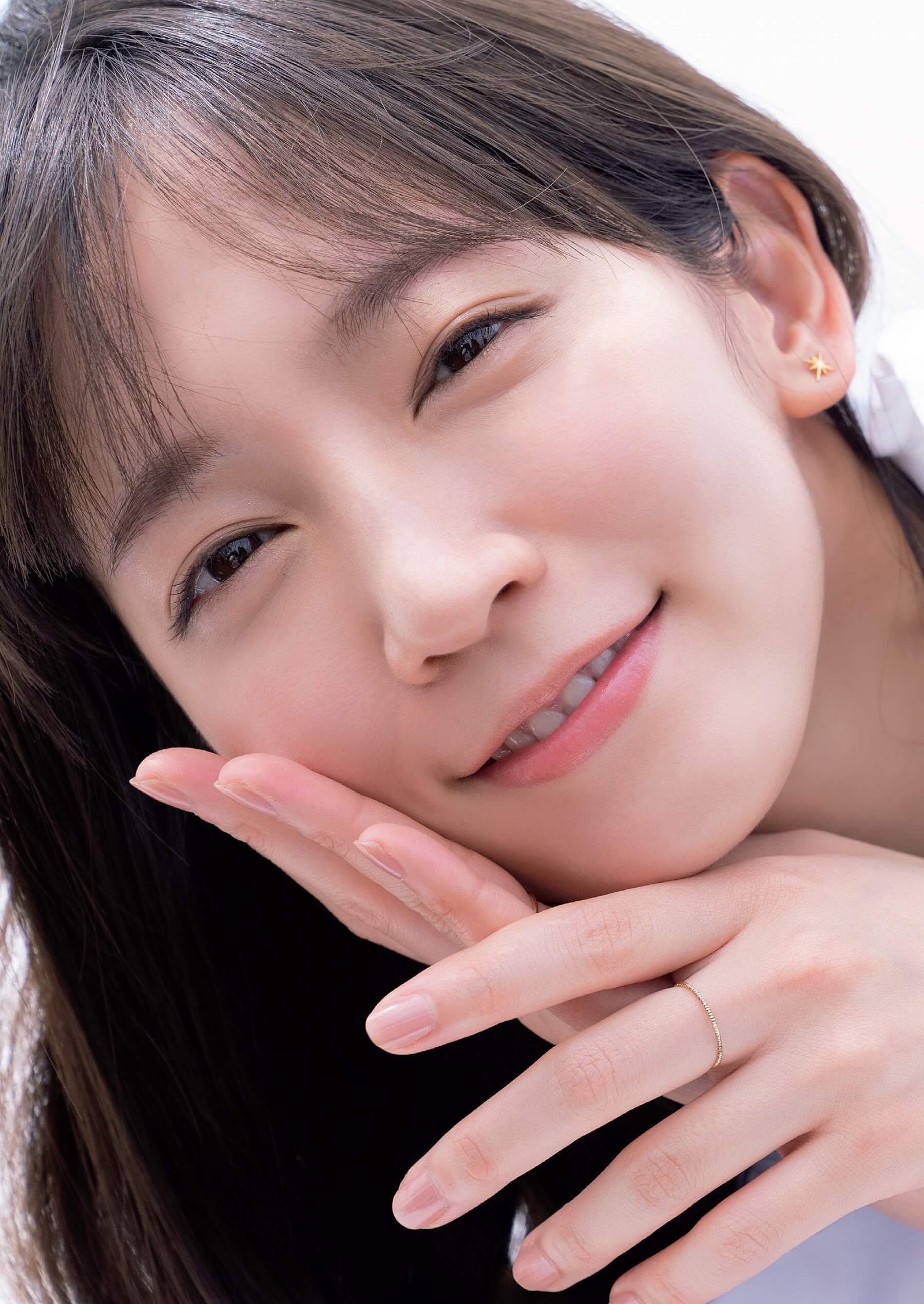 吉岡里帆 彼女が久々のグラビアで放つのは 9枚目