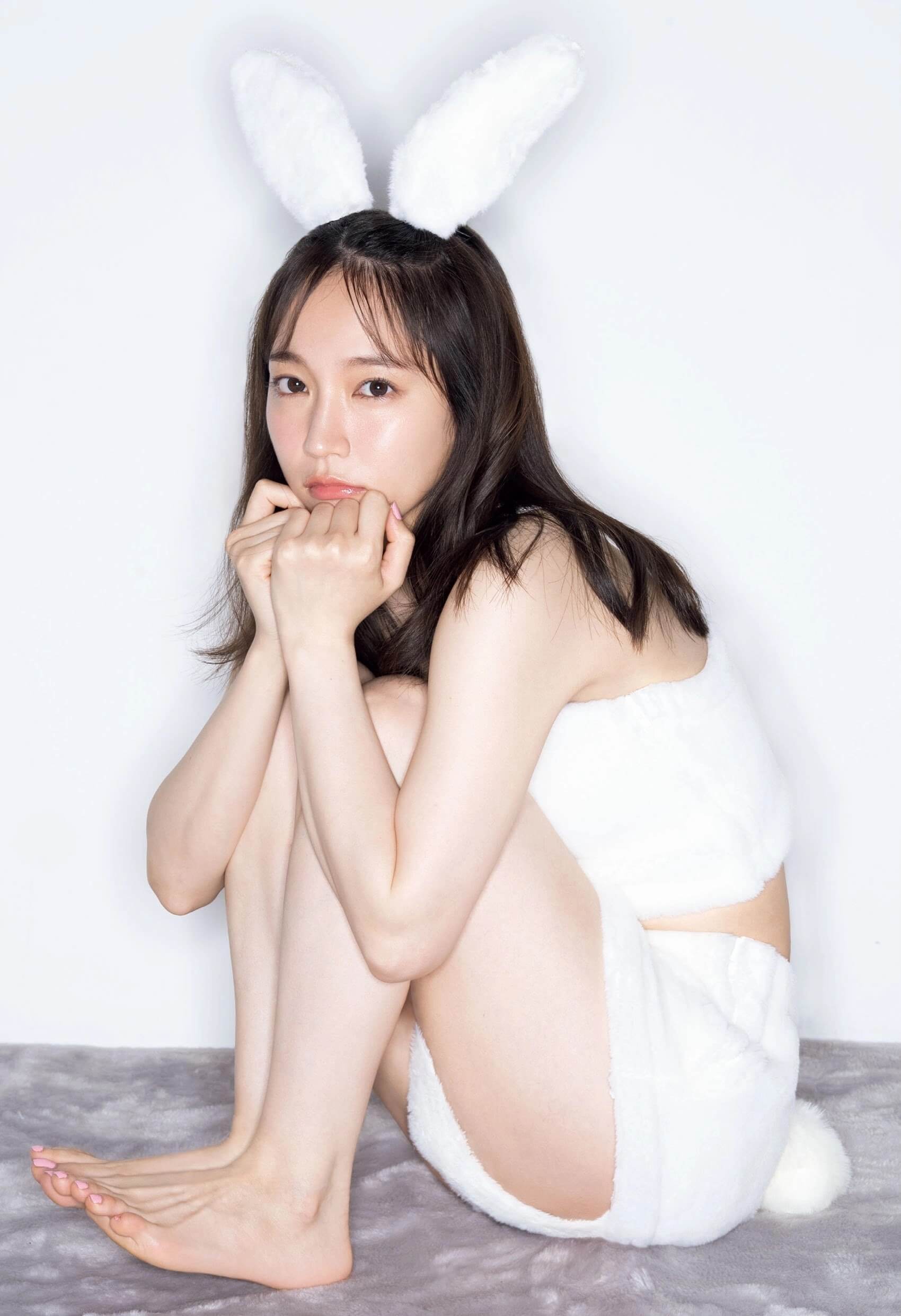 吉岡里帆 彼女が久々のグラビアで放つのは 11枚目
