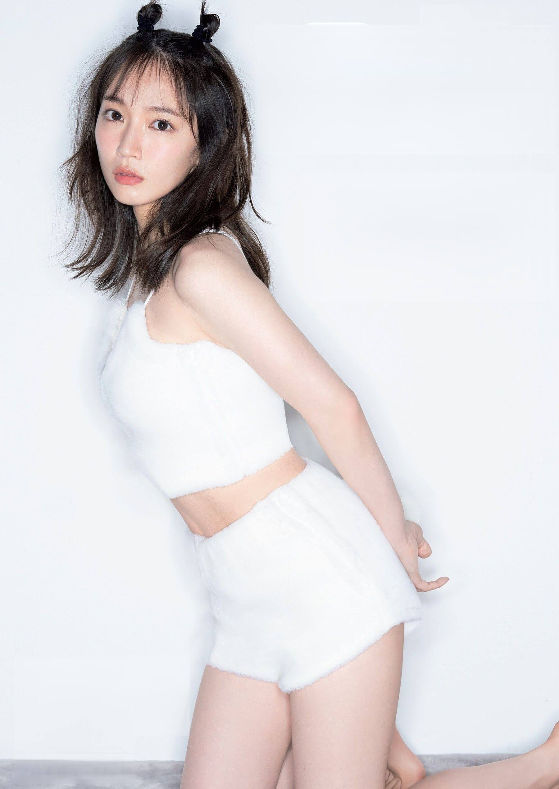 吉岡里帆 彼女が久々のグラビアで放つのは 14枚目