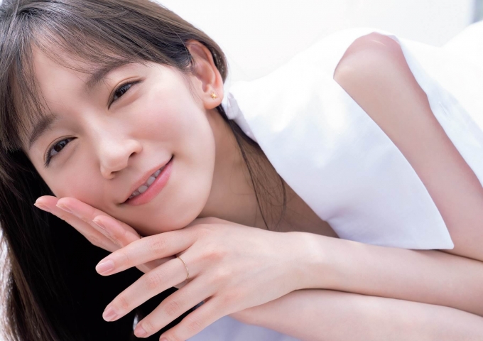 吉岡里帆 彼女が久々のグラビアで放つのは 16枚目