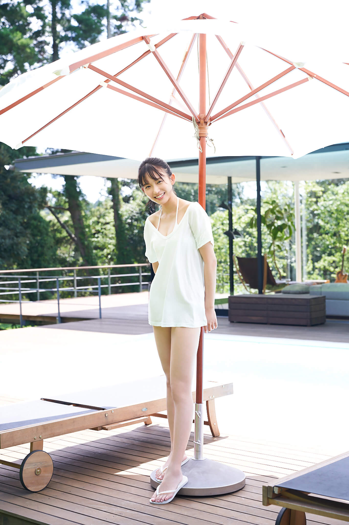 志田音々 白い水着の美女 2枚目