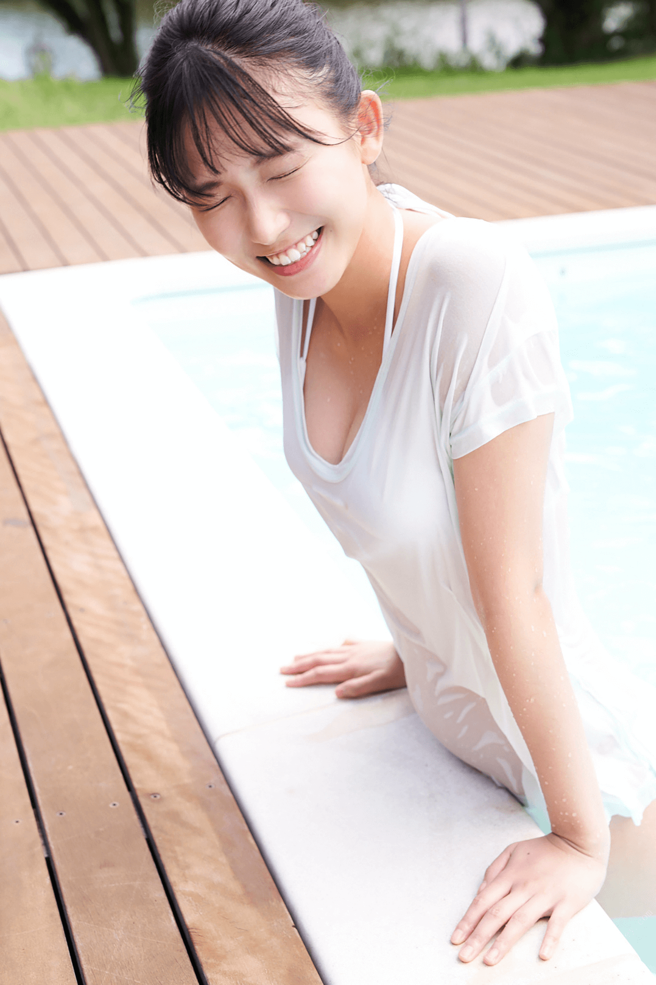 志田音々 白い水着の美女 6枚目