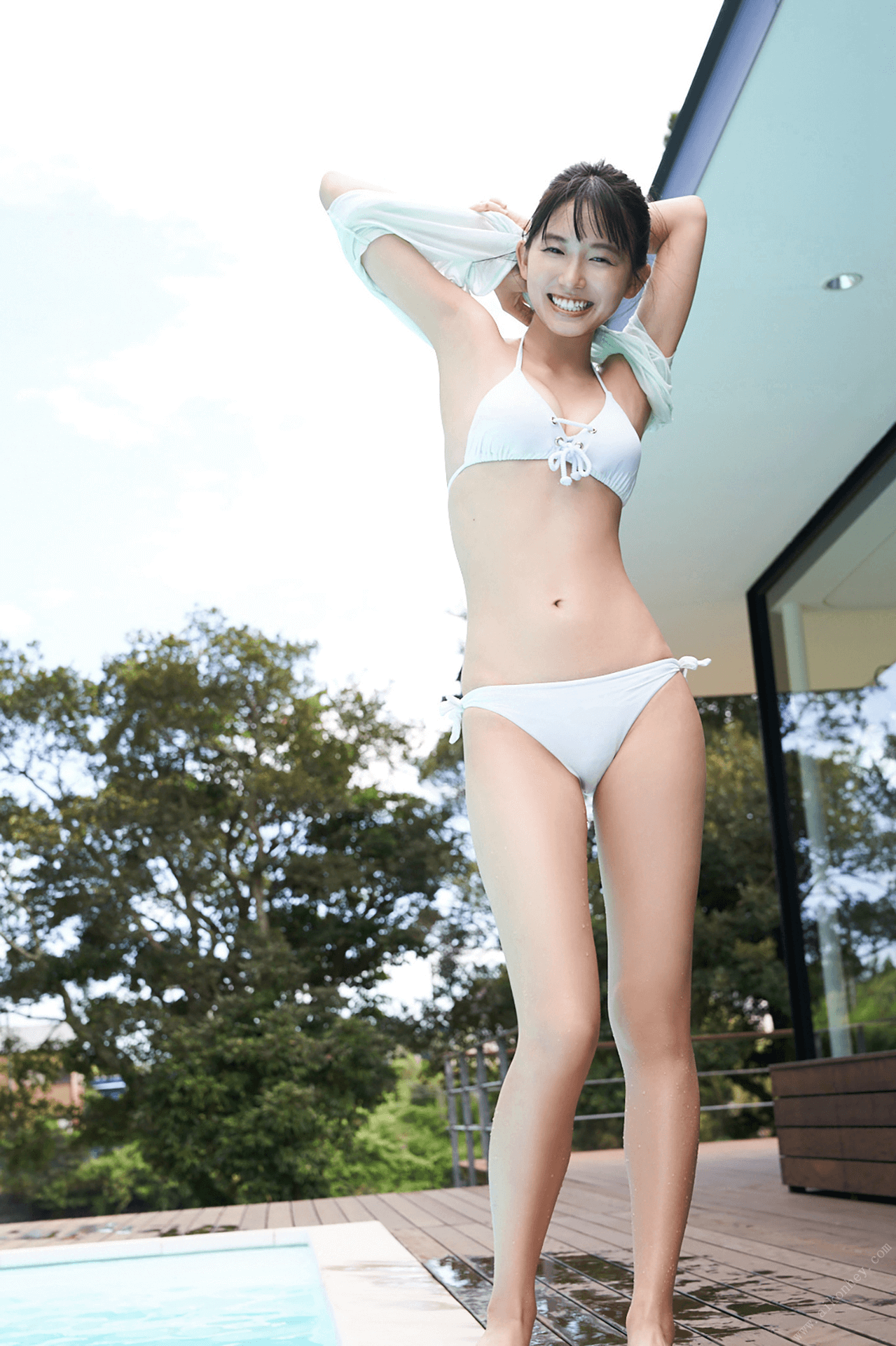 志田音々 白い水着の美女 14枚目