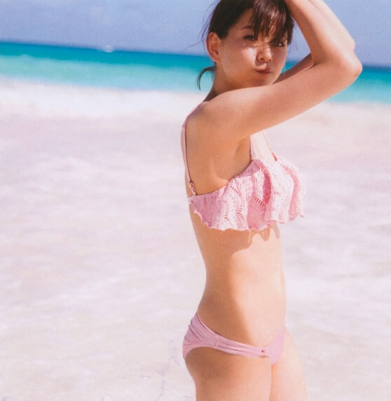 櫻坂46 渡邉理佐 水着ビキニ画像ピンク水着ビキニ 1枚目