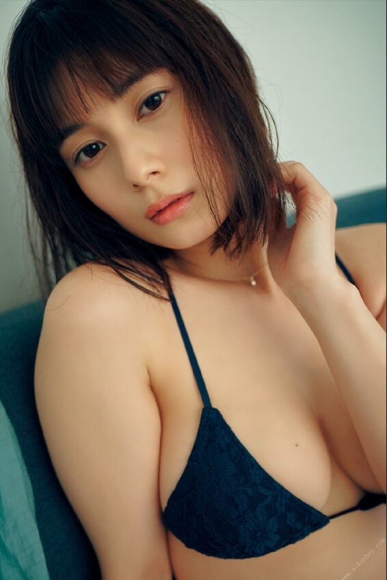 大久保桜子 黒水着ビキニ バスタイム 3枚目