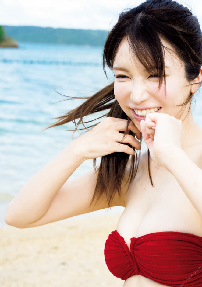 仲村美海 赤いバンドゥビキニ 1枚目