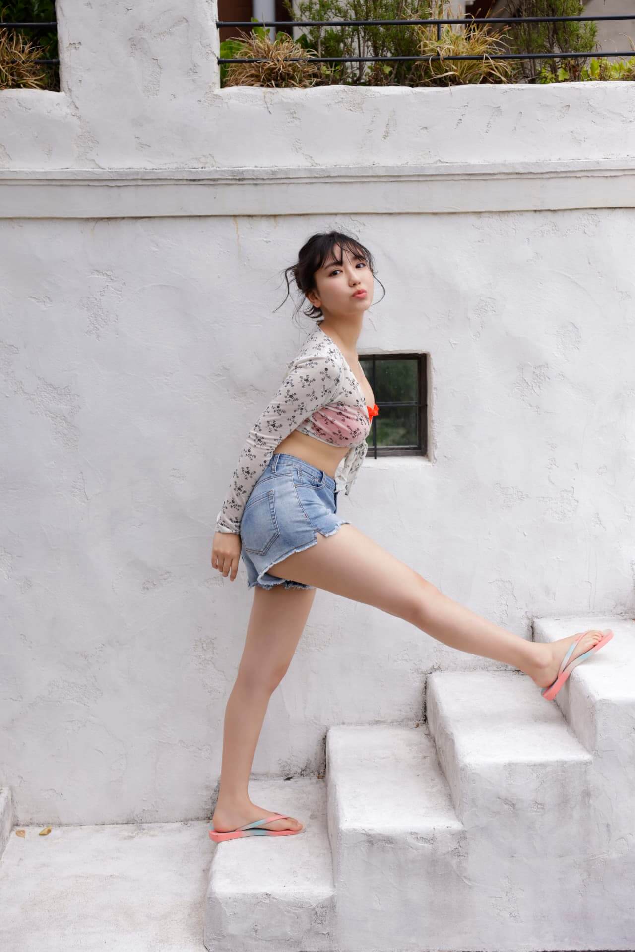 沢口愛華 水着ビキニ画像 虹色に咲く美少女 7枚目