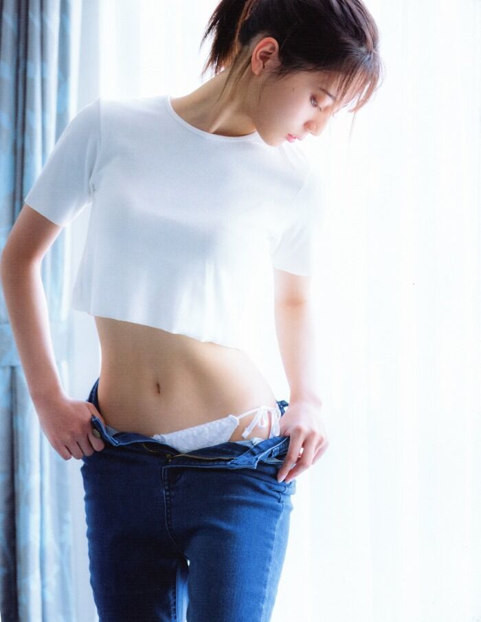 日向坂46 小坂菜緒 水着ビキニ画像 18歳のキラメキ 5枚目