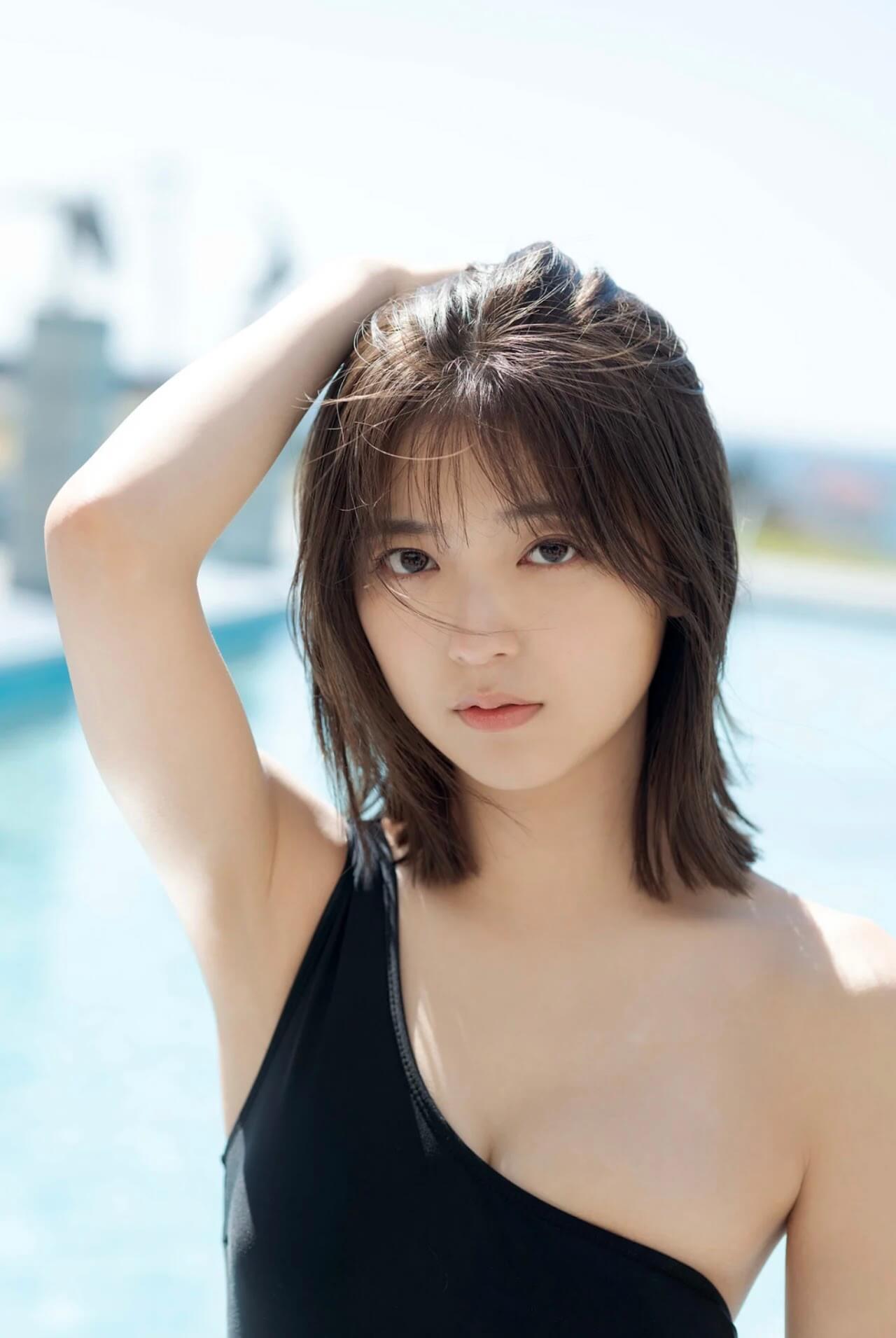 工藤美桜 一体型黒水着 夏のプールでバカンス 6枚目