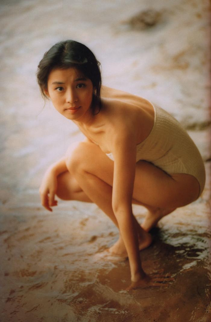 石田ゆり子 水着グラビア踊ろよ、フィッシュ 8枚目