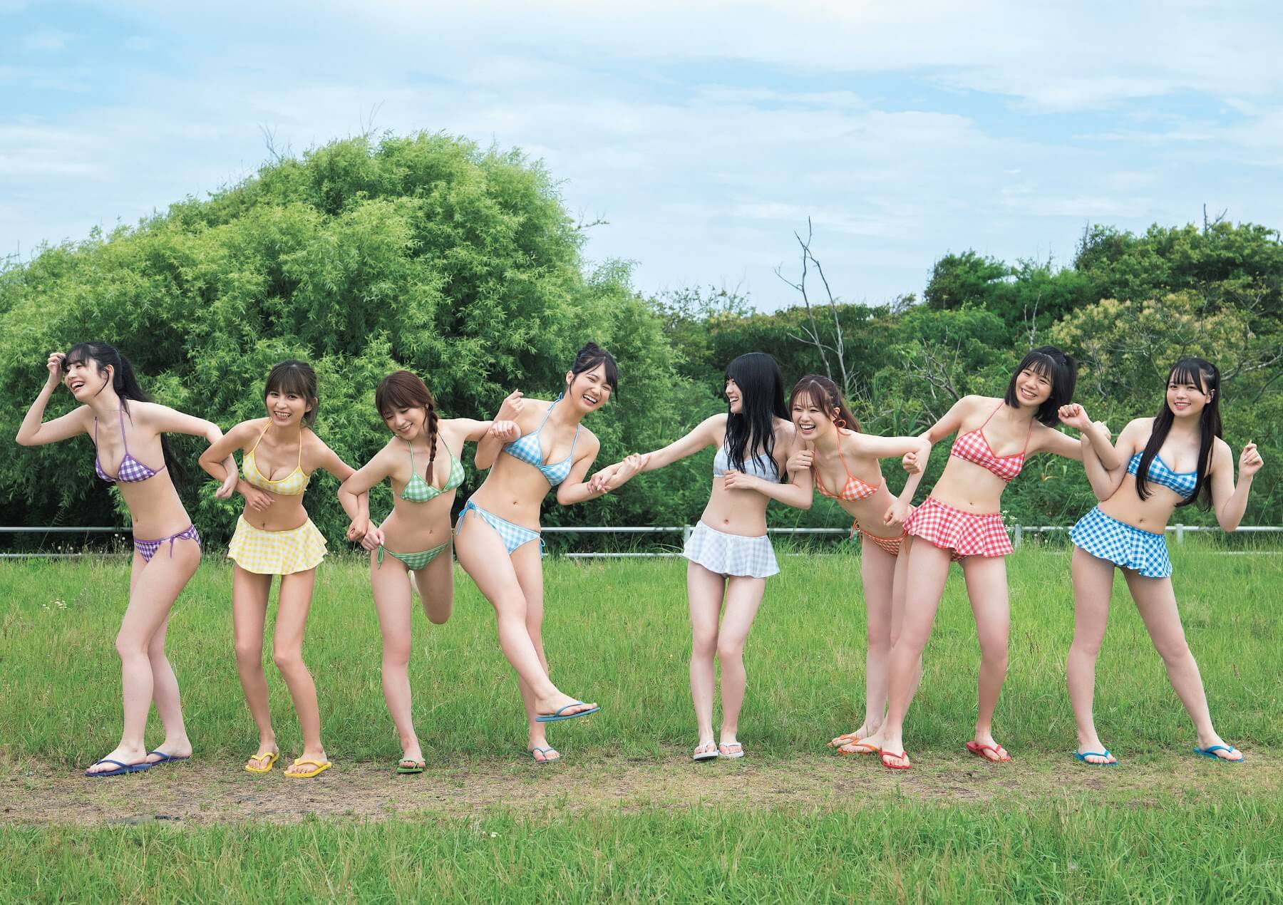 SUPER☆GiRLSがメンバーカラーの水着に身を包んで登場! 8枚目