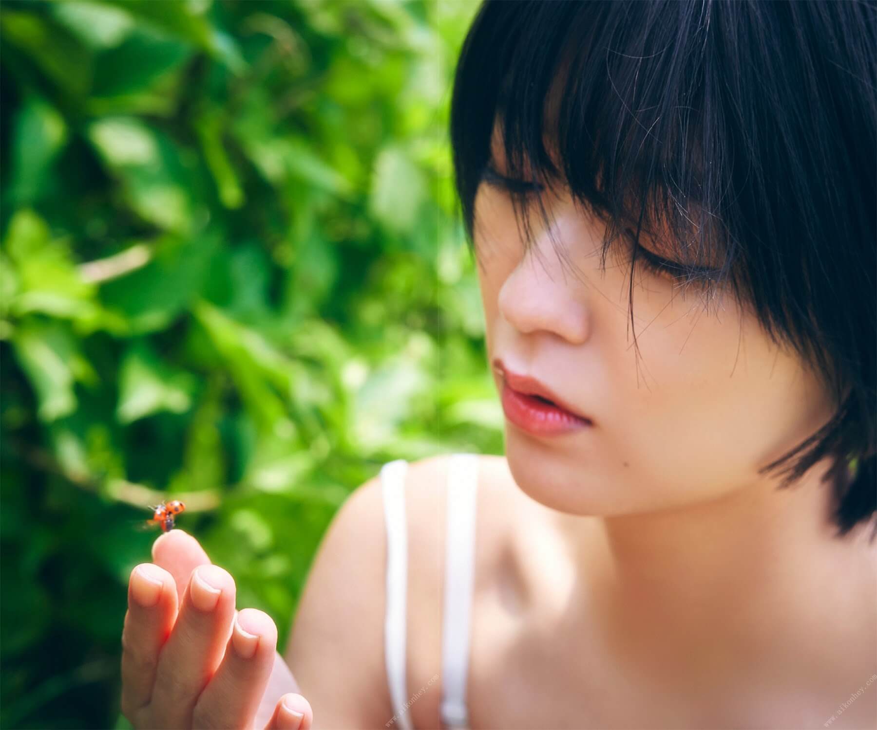 工藤美桜 水着グラビア 自然と共に 1枚目