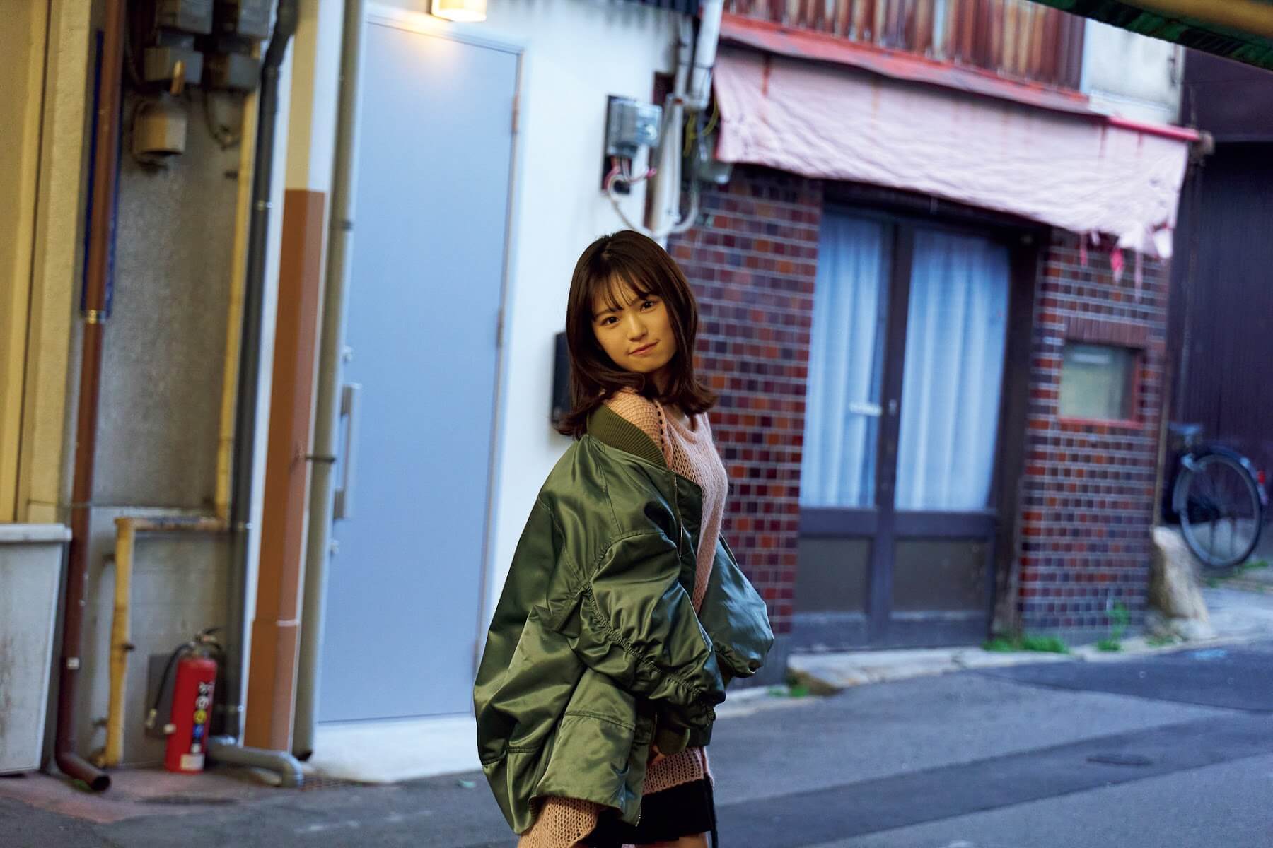 NMB48 新澤菜央 水着グラビア画像 あざとかわいい代表が大人な表情に挑戦! - 芸能アイドルモデル女優水着画像集 8枚目