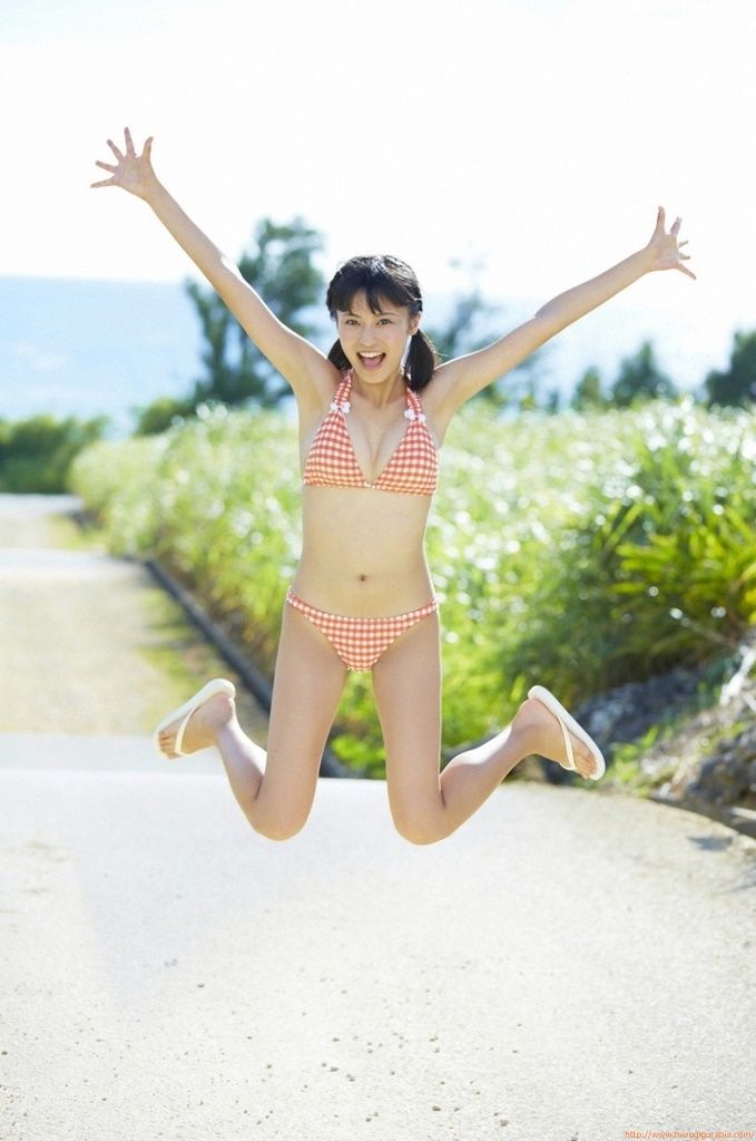 小島瑠璃子ドットビキニグラビア画像 3枚目