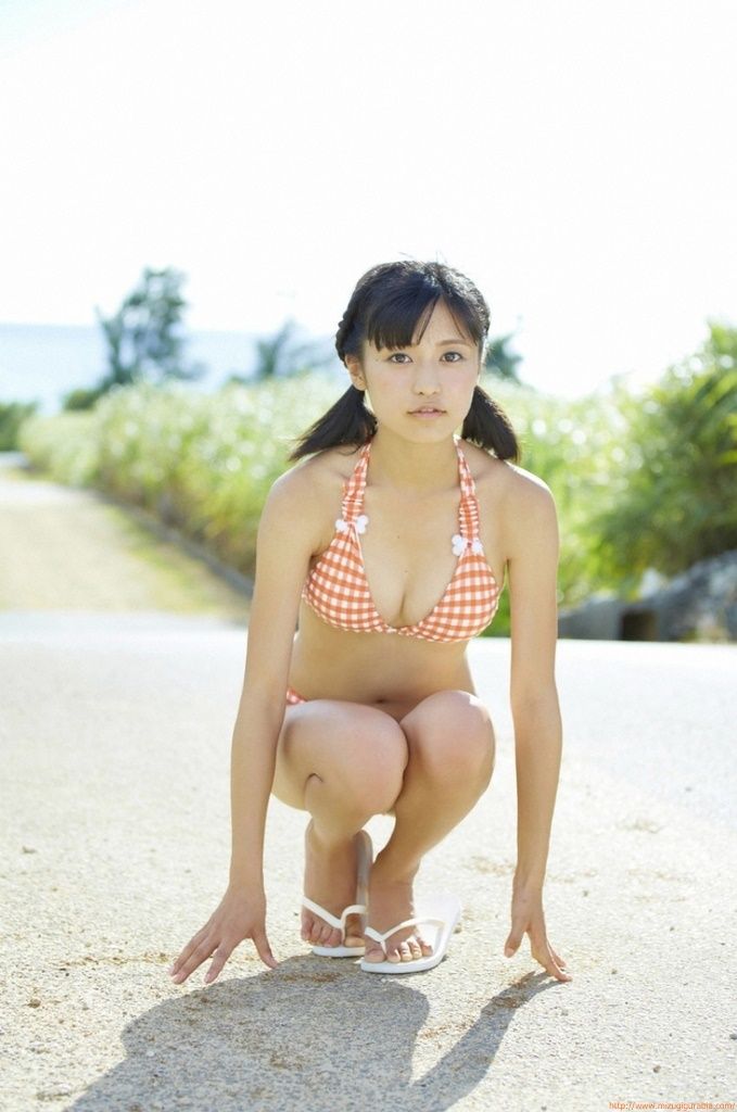 小島瑠璃子ドットビキニグラビア画像 5枚目