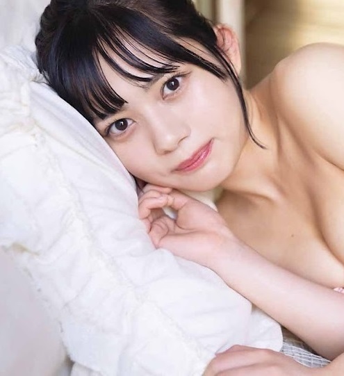 愛瀬ひな 最新グラビア水着画像 1枚目