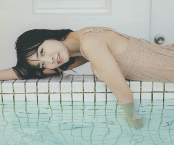 天羽希純 プールでリフレッシュ 水着グラビア - 芸能アイドルモデル女優水着画像集 9枚目