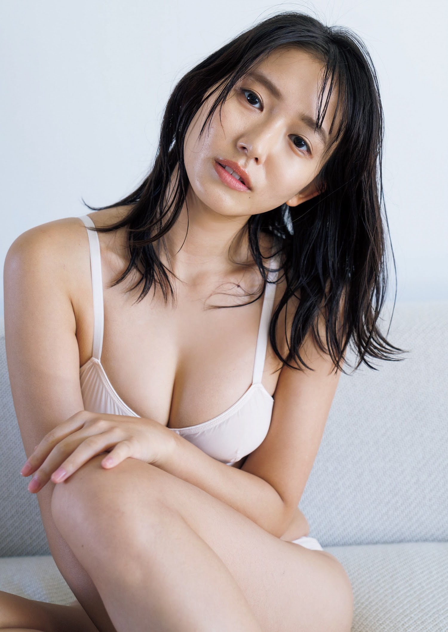 Weekly Playboy 2023.01.23 No.03-04 志田音々 『新しい朝』 3枚目