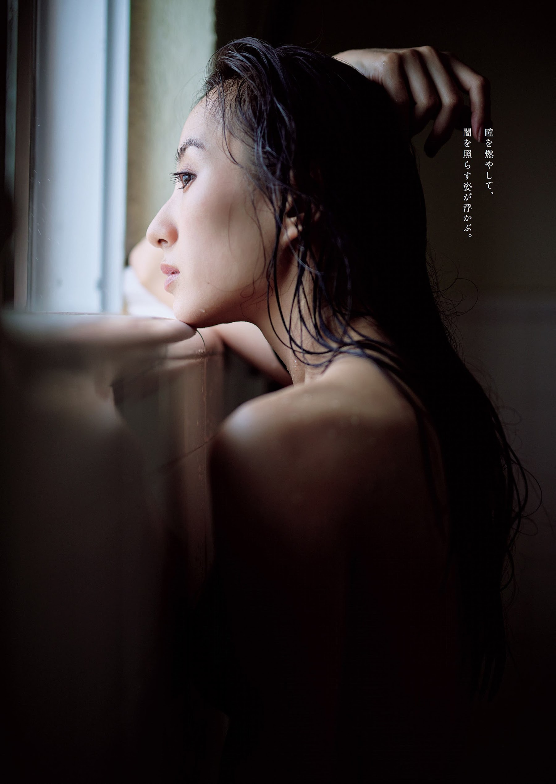 Weekly Playboy 2022.10.31 No.44 高田里穂 『光のシャワー』 7枚目