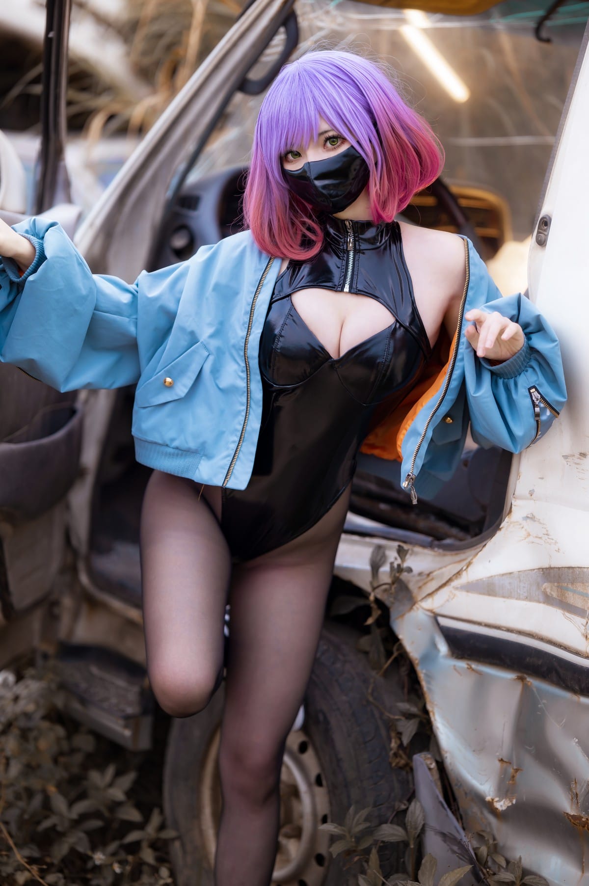 Luna illustration 「スニーカー+ハイレグ+マスク」という組合せの大胆なファッション 2枚目