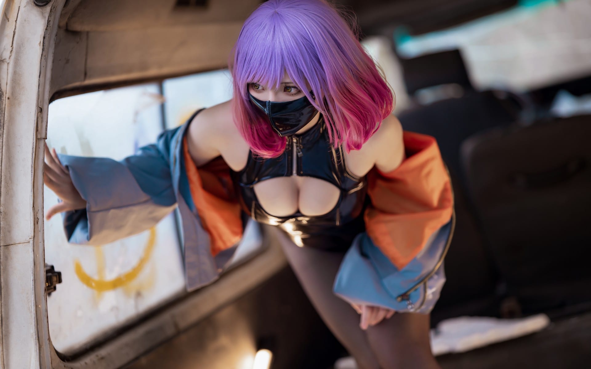 Luna illustration 「スニーカー+ハイレグ+マスク」という組合せの大胆なファッション 3枚目