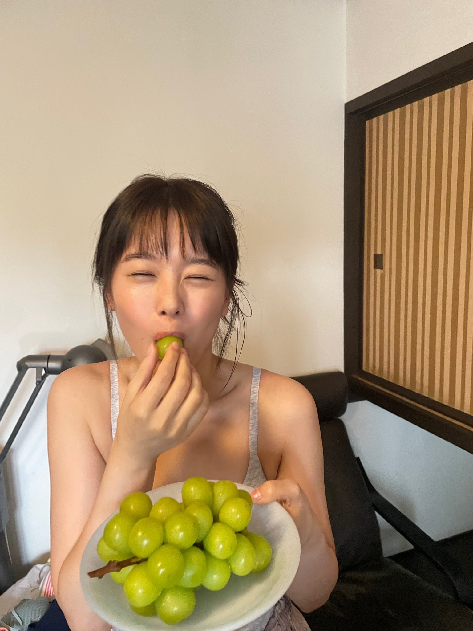 小坂井祐莉絵 最新グラビア水着画像 15枚目