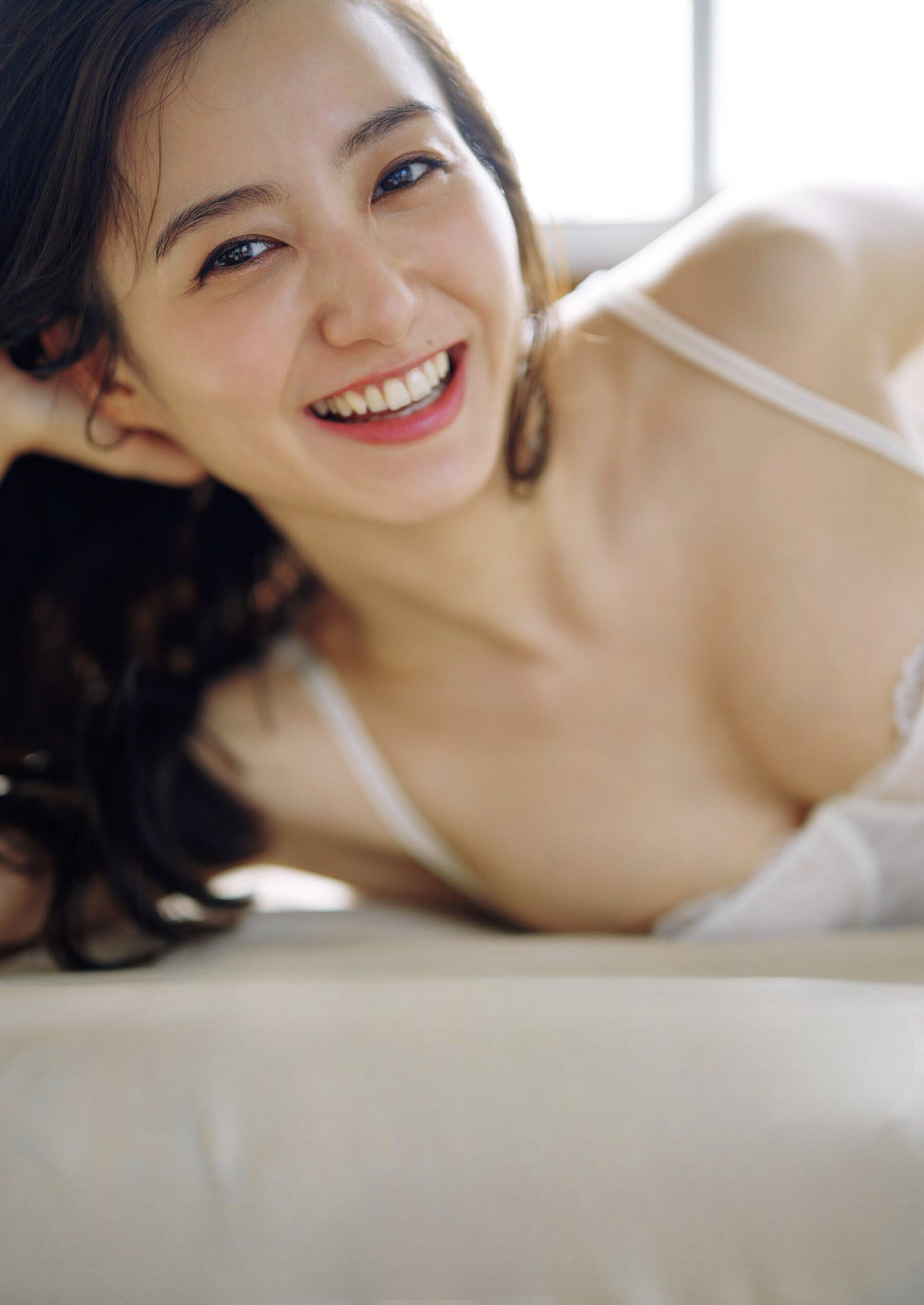 高田里穂 写真集『完成された未完成』絶賛発売中!【水着画像 ヒロインは永遠に。 2枚目