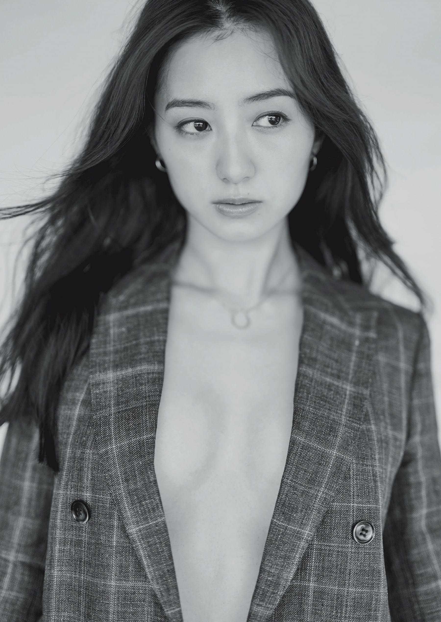 高田里穂 写真集『完成された未完成』絶賛発売中!【水着画像 ヒロインは永遠に。 11枚目